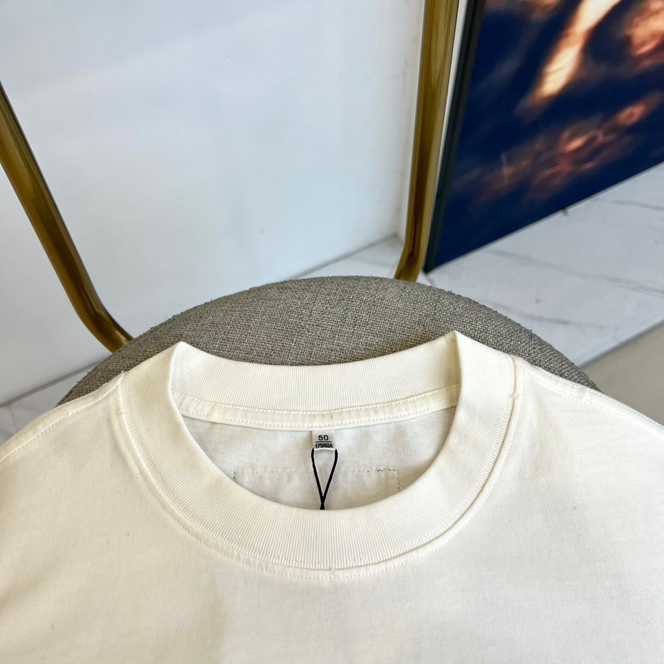 1v威登、（高品质）2025秋冬新品经典徽标落肩短袖T恤打底衫，18世纪复古徽章印花「VOYAGE」「S