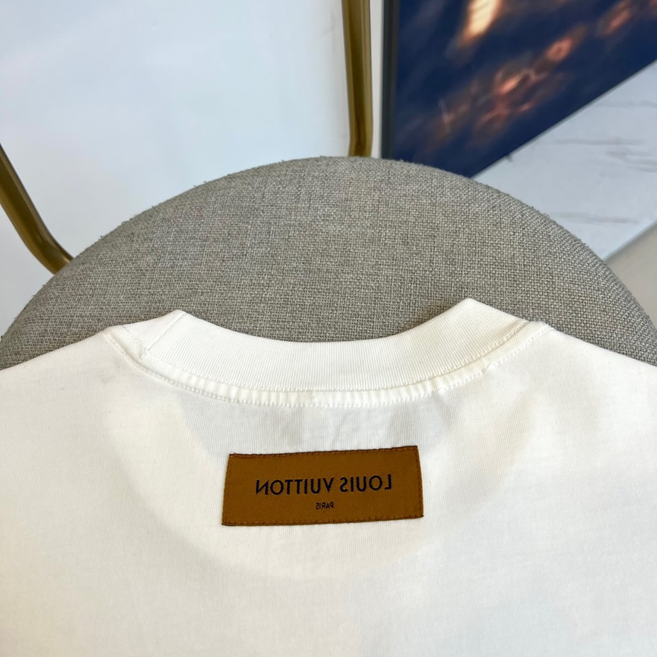 1v威登、（高品质）2025秋冬新品经典徽标落肩短袖T恤打底衫，18世纪复古徽章印花「VOYAGE」「S