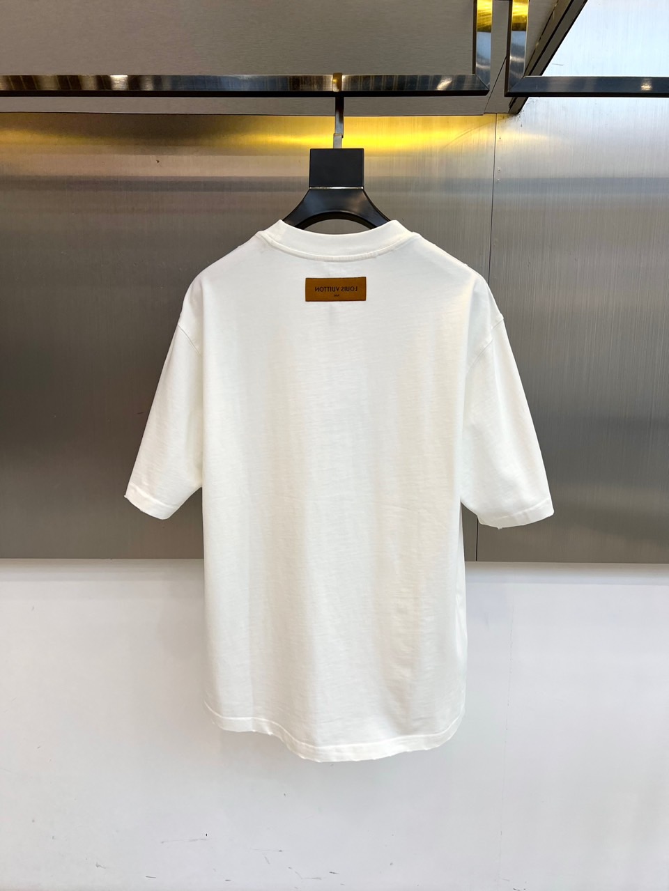 1v威登、（高品质）2025秋冬新品经典徽标落肩短袖T恤打底衫，18世纪复古徽章印花「VOYAGE」「S