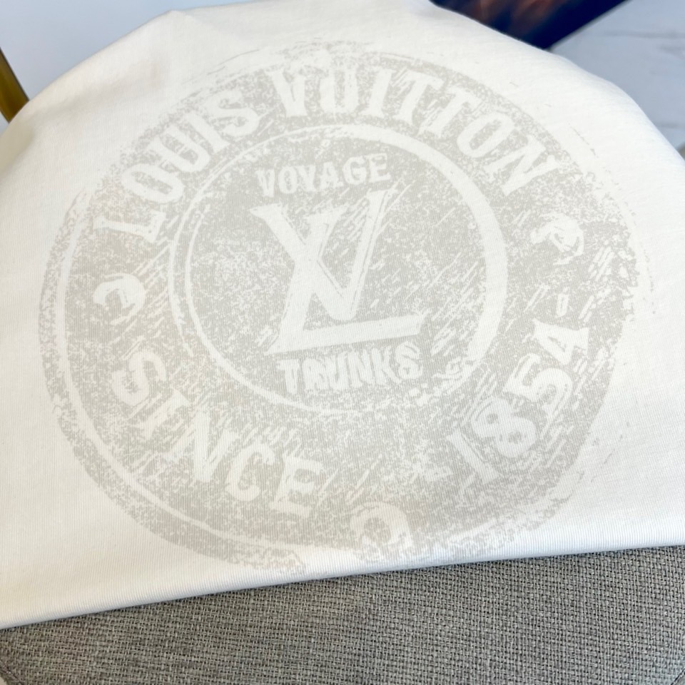 1v威登、（高品质）2025秋冬新品经典徽标落肩短袖T恤打底衫，18世纪复古徽章印花「VOYAGE」「S