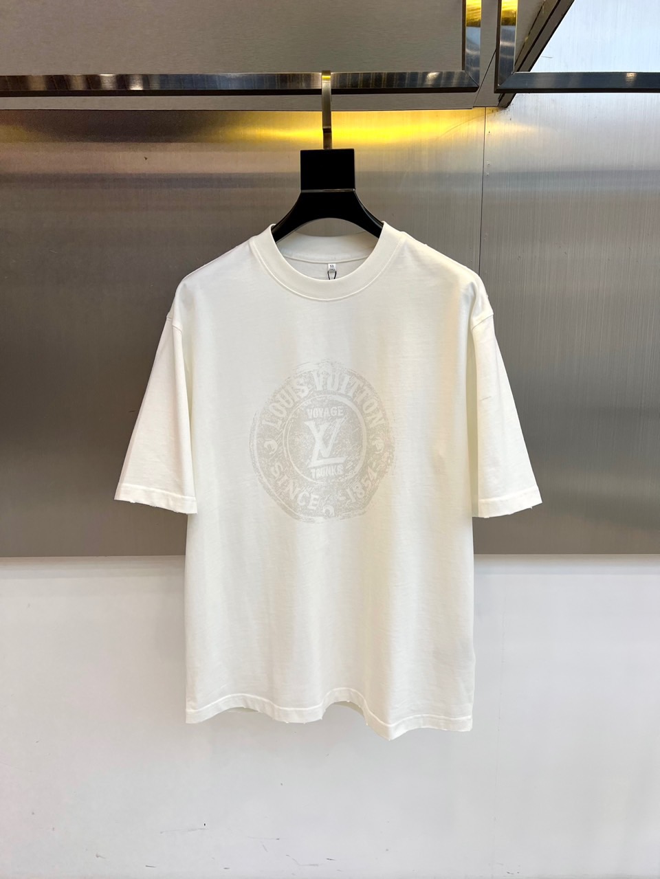 1v威登、（高品质）2025秋冬新品经典徽标落肩短袖T恤打底衫，18世纪复古徽章印花「VOYAGE」「S