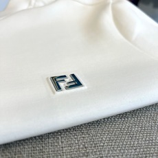 Fend芬迪、2025早秋款新品中袖打底T恤,延续经典,从版型到设计都很有时代的新潮感 ,不管版型还是设 Fend芬迪、2025早秋款新品中袖打底T恤,延续经典,从版型到设计都很有时代的新潮感 ,不管版型还是设