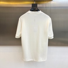 Fend芬迪、2025早秋款新品中袖打底T恤,延续经典,从版型到设计都很有时代的新潮感 ,不管版型还是设 Fend芬迪、2025早秋款新品中袖打底T恤,延续经典,从版型到设计都很有时代的新潮感 ,不管版型还是设