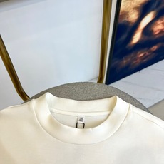 Fend芬迪、2025早秋款新品中袖打底T恤,延续经典,从版型到设计都很有时代的新潮感 ,不管版型还是设 Fend芬迪、2025早秋款新品中袖打底T恤,延续经典,从版型到设计都很有时代的新潮感 ,不管版型还是设