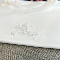 Bur巴宝莉、25s秋冬最新款圆领中袖打底T恤,面料采用双面高支兰精莫代尔,47%莫代尔,47%棉6%氨 Bur巴宝莉、25s秋冬最新款圆领中袖打底T恤,面料采用双面高支兰精莫代尔,47%莫代尔,47%棉6%氨
