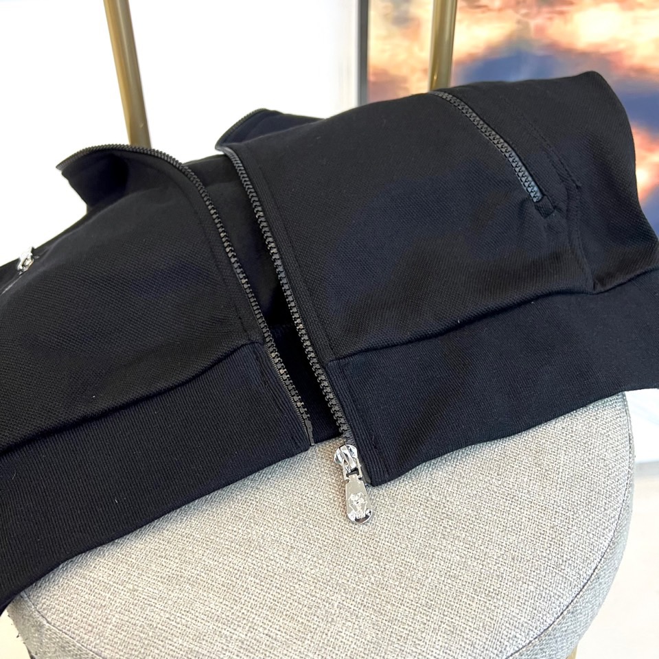 Brunello cucinelli-BC、2025秋冬新品连帽拉链外套与束脚长裤默契相承，金属质感墙面