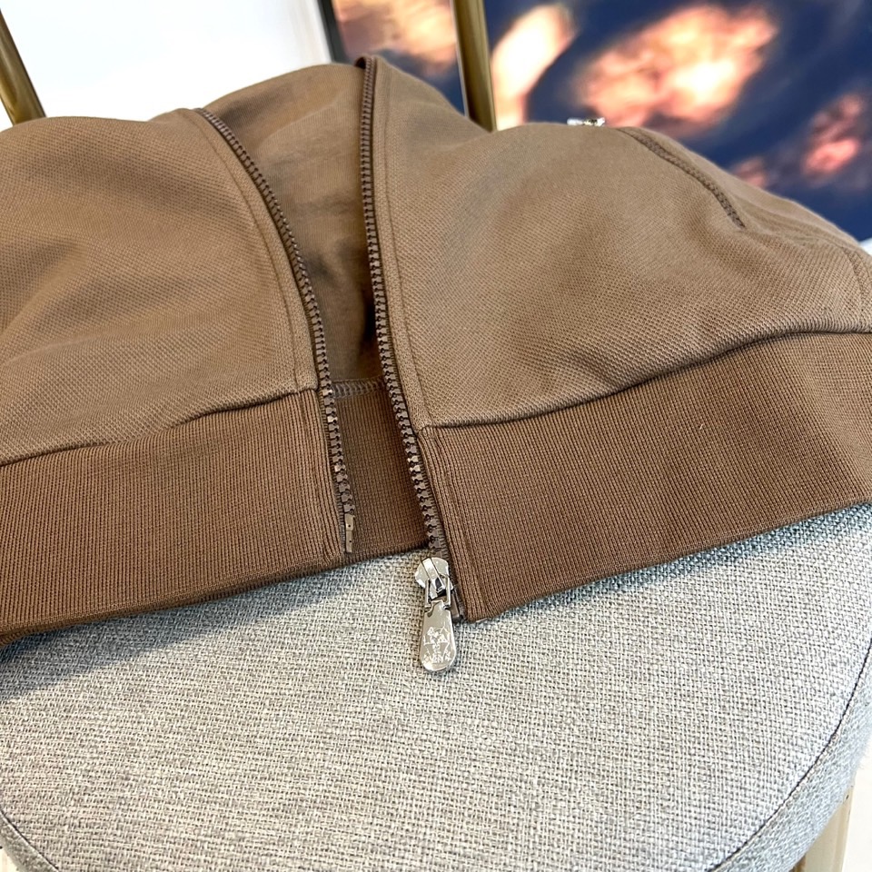 Brunello cucinelli-BC、2025秋冬新品连帽拉链外套与束脚长裤默契相承，金属质感墙面