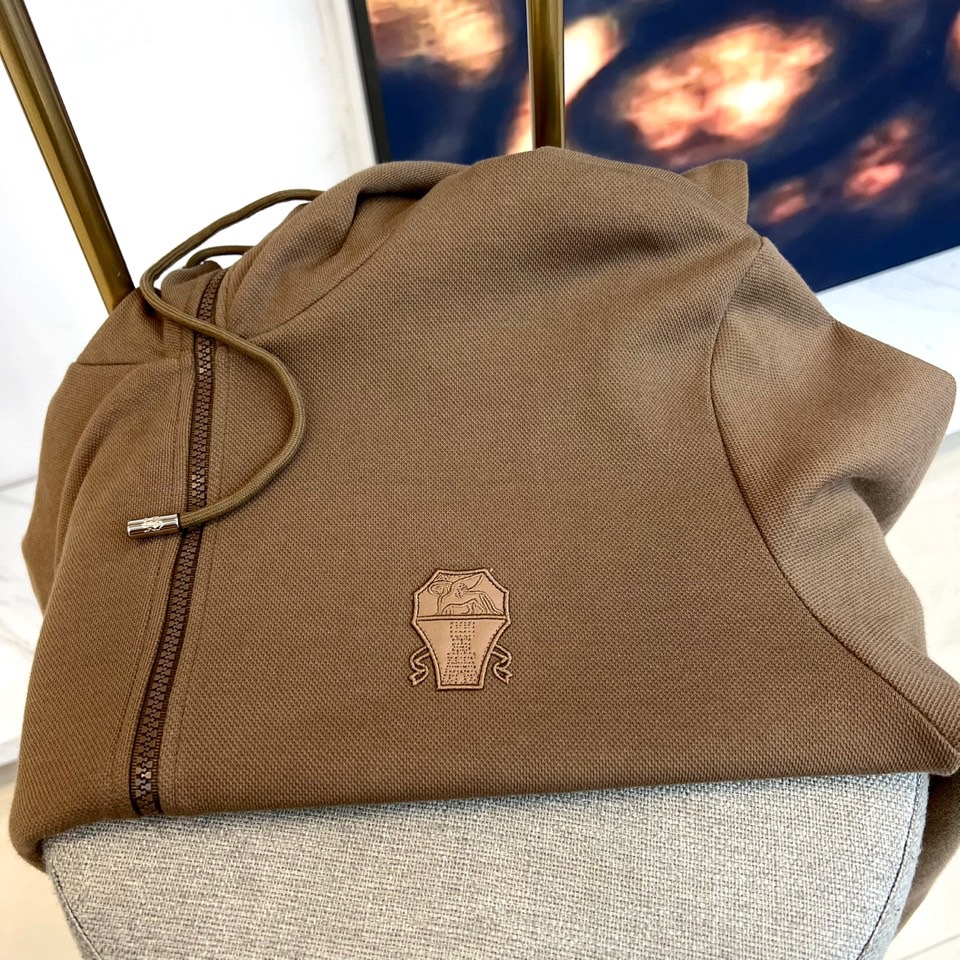 Brunello cucinelli-BC、2025秋冬新品连帽拉链外套与束脚长裤默契相承，金属质感墙面