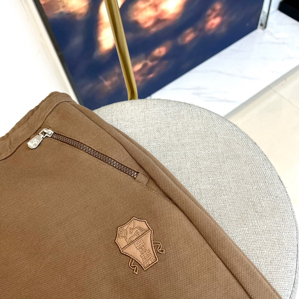 Brunello cucinelli-BC、2025秋冬新品连帽拉链外套与束脚长裤默契相承，金属质感墙面