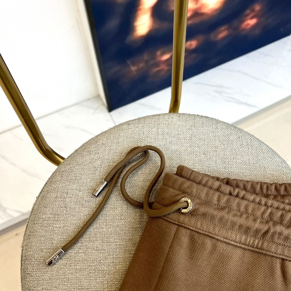 Brunello cucinelli-BC、2025秋冬新品连帽拉链外套与束脚长裤默契相承，金属质感墙面