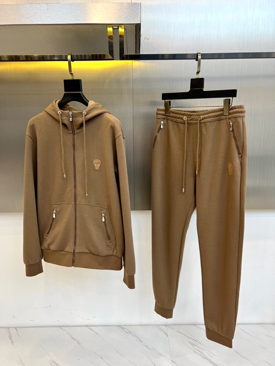 Brunello cucinelli-BC、2025秋冬新品连帽拉链外套与束脚长裤默契相承，金属质感墙面