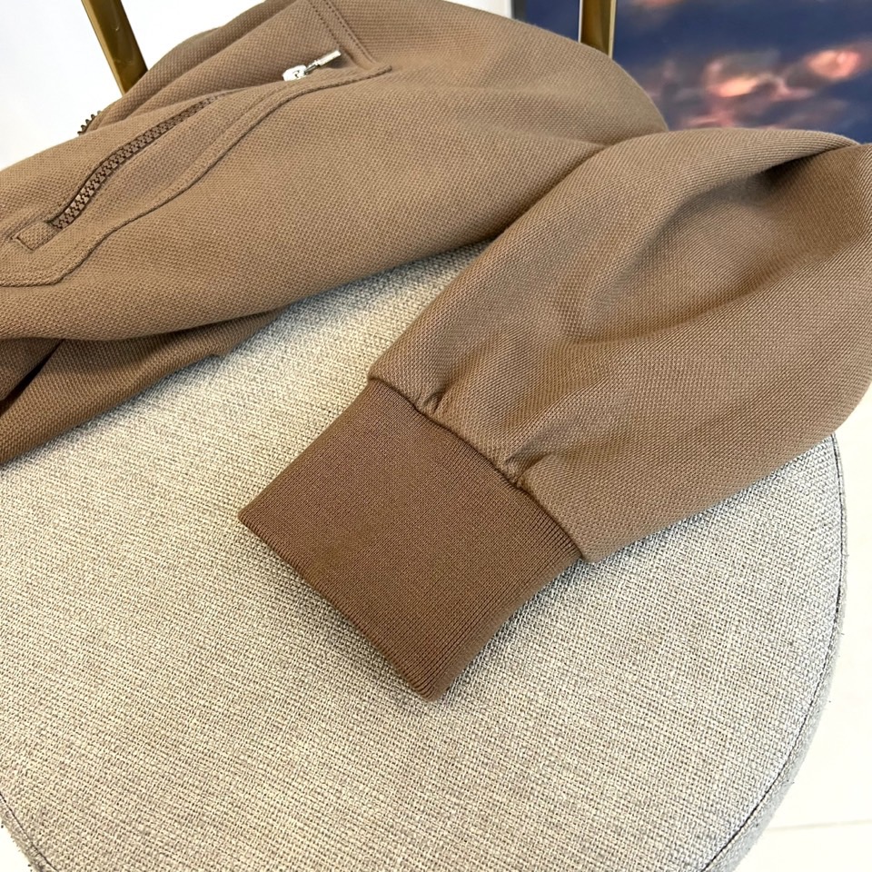 Brunello cucinelli-BC、2025秋冬新品连帽拉链外套与束脚长裤默契相承，金属质感墙面