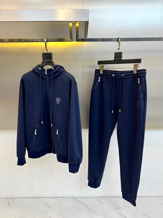 Brunello cucinelli-BC、2025秋冬新品连帽拉链外套与束脚长裤默契相承，金属质感墙面