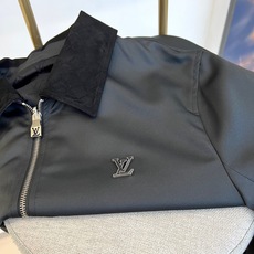 1v威登、25FW男士Monogram 夹克双面外套。这款双面夹克非常适合日装和晚装。这款百搭的黑色服装 1v威登、25FW男士Monogram 夹克双面外套。这款双面夹克非常适合日装和晚装。这款百搭的黑色服装