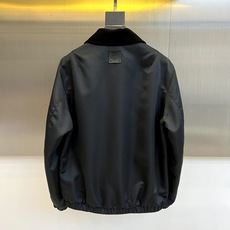 1v威登、25FW男士Monogram 夹克双面外套。这款双面夹克非常适合日装和晚装。这款百搭的黑色服装 1v威登、25FW男士Monogram 夹克双面外套。这款双面夹克非常适合日装和晚装。这款百搭的黑色服装