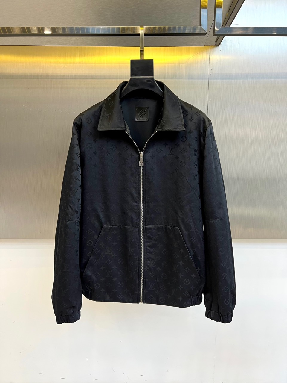 1v威登、25FW男士Monogram 夹克双面外套。这款双面夹克非常适合日装和晚装。这款百搭的黑色服装