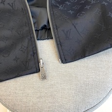 1v威登、25FW男士Monogram 夹克双面外套。这款双面夹克非常适合日装和晚装。这款百搭的黑色服装 1v威登、25FW男士Monogram 夹克双面外套。这款双面夹克非常适合日装和晚装。这款百搭的黑色服装