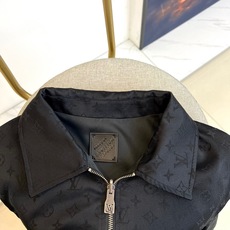 1v威登、25FW男士Monogram 夹克双面外套。这款双面夹克非常适合日装和晚装。这款百搭的黑色服装 1v威登、25FW男士Monogram 夹克双面外套。这款双面夹克非常适合日装和晚装。这款百搭的黑色服装