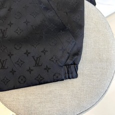 1v威登、25FW男士Monogram 夹克双面外套。这款双面夹克非常适合日装和晚装。这款百搭的黑色服装 1v威登、25FW男士Monogram 夹克双面外套。这款双面夹克非常适合日装和晚装。这款百搭的黑色服装
