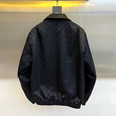 1v威登、25FW男士Monogram 夹克双面外套。这款双面夹克非常适合日装和晚装。这款百搭的黑色服装 1v威登、25FW男士Monogram 夹克双面外套。这款双面夹克非常适合日装和晚装。这款百搭的黑色服装