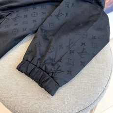 1v威登、25FW男士Monogram 夹克双面外套。这款双面夹克非常适合日装和晚装。这款百搭的黑色服装 1v威登、25FW男士Monogram 夹克双面外套。这款双面夹克非常适合日装和晚装。这款百搭的黑色服装