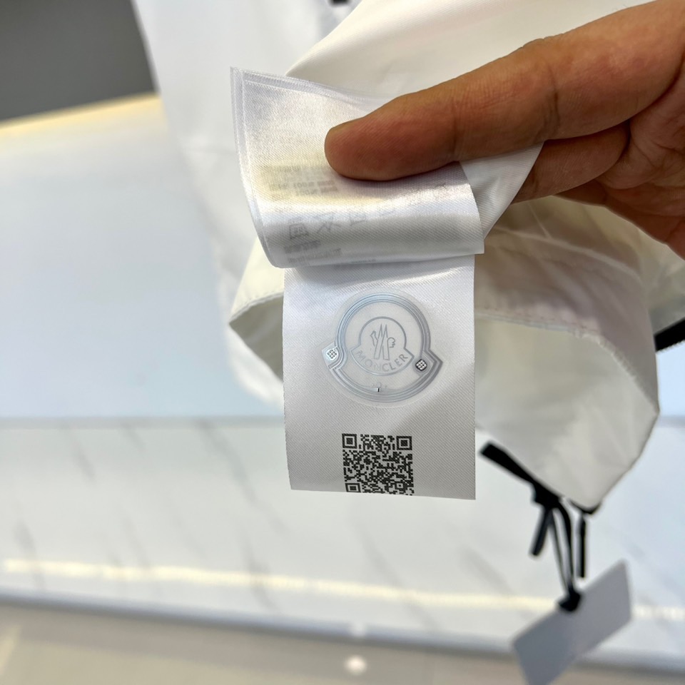 Mon蒙口、2025春夏新款连帽款夹克外套。采用进口环保面料，防撕裂性能效果尤为明显！夹克版型简约大气，