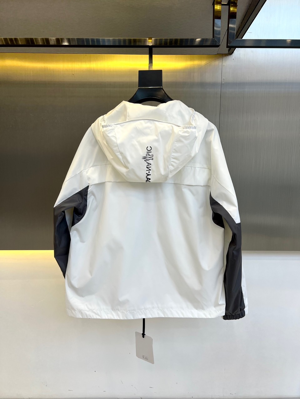 Mon蒙口、2025春夏新款连帽款夹克外套。采用进口环保面料，防撕裂性能效果尤为明显！夹克版型简约大气，
