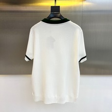 lP🆕|海岛棉半拉链翻领T恤。衣身上是钩花图案,经典POLO领设计,衣服触感柔软亲肤,视觉上很精致、有质 lP🆕|海岛棉半拉链翻领T恤。衣身上是钩花图案,经典POLO领设计,衣服触感柔软亲肤,视觉上很精致、有质