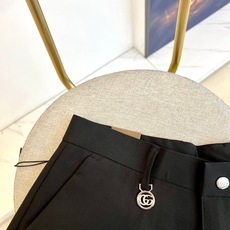 Gucc古驰、25春夏新品商务休闲九分裤西裤。精仿面料黄金比例的材质混纺。面料高密且精细 质地挺阔细腻, Gucc古驰、25春夏新品商务休闲九分裤西裤。精仿面料黄金比例的材质混纺。面料高密且精细 质地挺阔细腻,