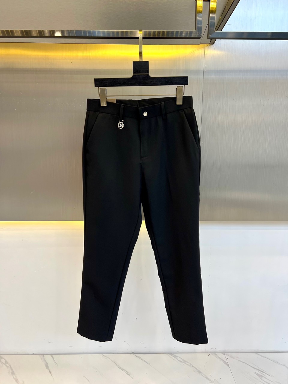 Gucc古驰、25春夏新品商务休闲九分裤西裤。精仿面料黄金比例的材质混纺。面料高密且精细 质地挺阔细腻，