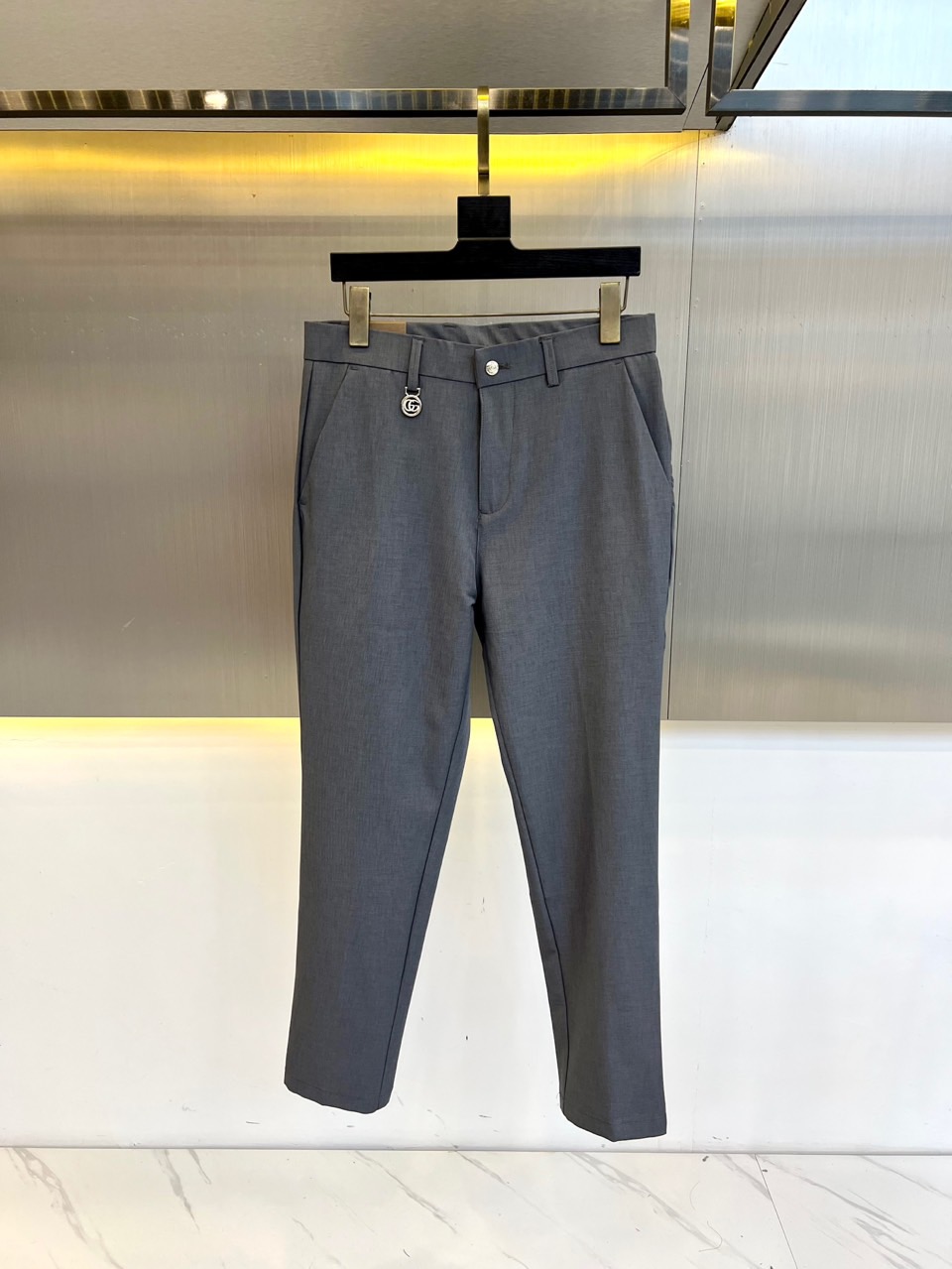 Gucc古驰、25春夏新品商务休闲九分裤西裤。精仿面料黄金比例的材质混纺。面料高密且精细 质地挺阔细腻，
