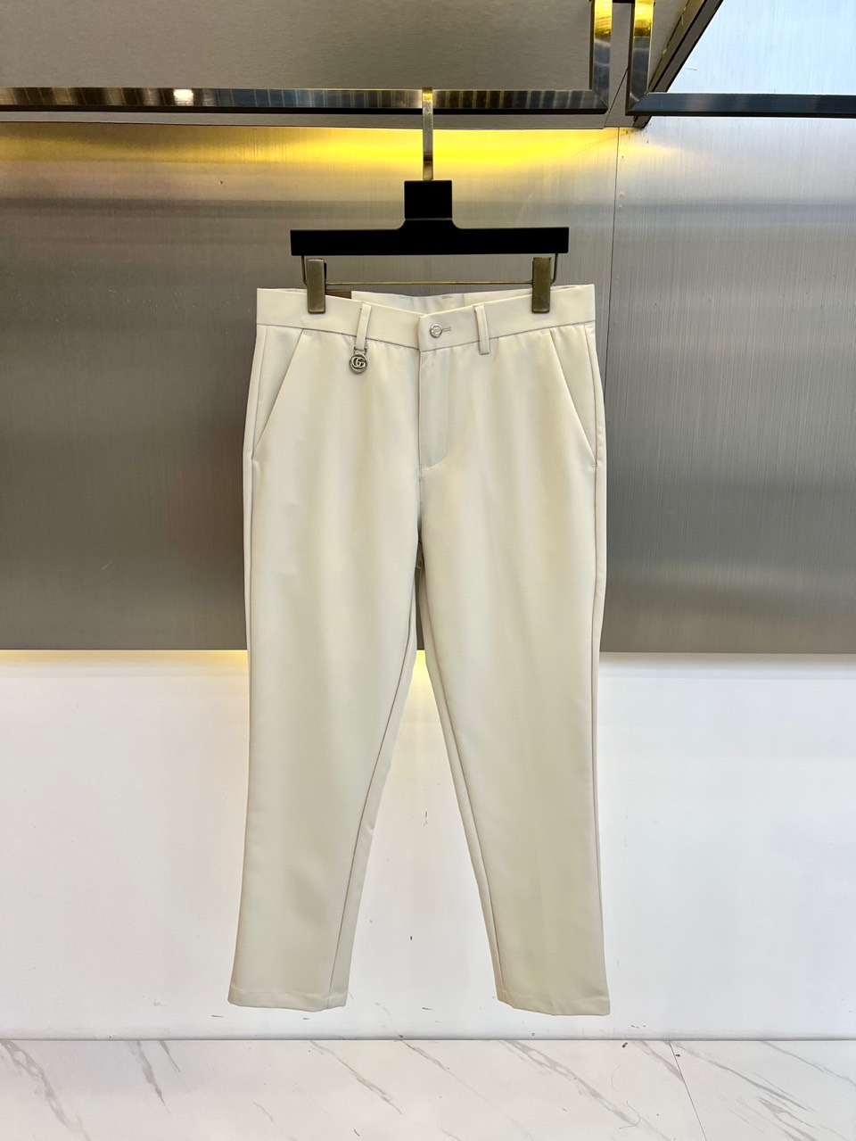 Gucc古驰、25春夏新品商务休闲九分裤西裤。精仿面料黄金比例的材质混纺。面料高密且精细 质地挺阔细腻，