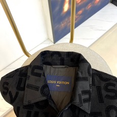 \n1v、25s植绒满印连帽夹克外套。采用平纹布立体织绒“logo”提花面料,由于经纬纱交织点较多,使得 \n1v、25s植绒满印连帽夹克外套。采用平纹布立体织绒“logo”提花面料,由于经纬纱交织点较多,使得