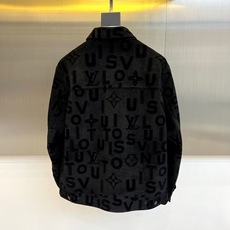 \n1v、25s植绒满印连帽夹克外套。采用平纹布立体织绒“logo”提花面料,由于经纬纱交织点较多,使得 \n1v、25s植绒满印连帽夹克外套。采用平纹布立体织绒“logo”提花面料,由于经纬纱交织点较多,使得