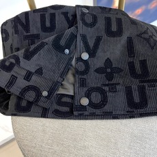 \n1v、25s植绒满印连帽夹克外套。采用平纹布立体织绒“logo”提花面料,由于经纬纱交织点较多,使得 \n1v、25s植绒满印连帽夹克外套。采用平纹布立体织绒“logo”提花面料,由于经纬纱交织点较多,使得