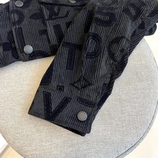 \n1v、25s植绒满印连帽夹克外套。采用平纹布立体织绒“logo”提花面料,由于经纬纱交织点较多,使得 \n1v、25s植绒满印连帽夹克外套。采用平纹布立体织绒“logo”提花面料,由于经纬纱交织点较多,使得