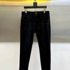 Prad普拉、2025秋冬奢境新作|Prada云朵棉男士牛仔裤。Prada 2025秋冬以「云朵棉」科技 Prad普拉、2025秋冬奢境新作|Prada云朵棉男士牛仔裤。Prada 2025秋冬以「云朵棉」科技