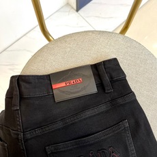 Prad普拉、2025秋冬奢境新作|Prada云朵棉男士牛仔裤。Prada 2025秋冬以「云朵棉」科技 Prad普拉、2025秋冬奢境新作|Prada云朵棉男士牛仔裤。Prada 2025秋冬以「云朵棉」科技