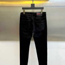 Prad普拉、2025秋冬奢境新作|Prada云朵棉男士牛仔裤。Prada 2025秋冬以「云朵棉」科技 Prad普拉、2025秋冬奢境新作|Prada云朵棉男士牛仔裤。Prada 2025秋冬以「云朵棉」科技