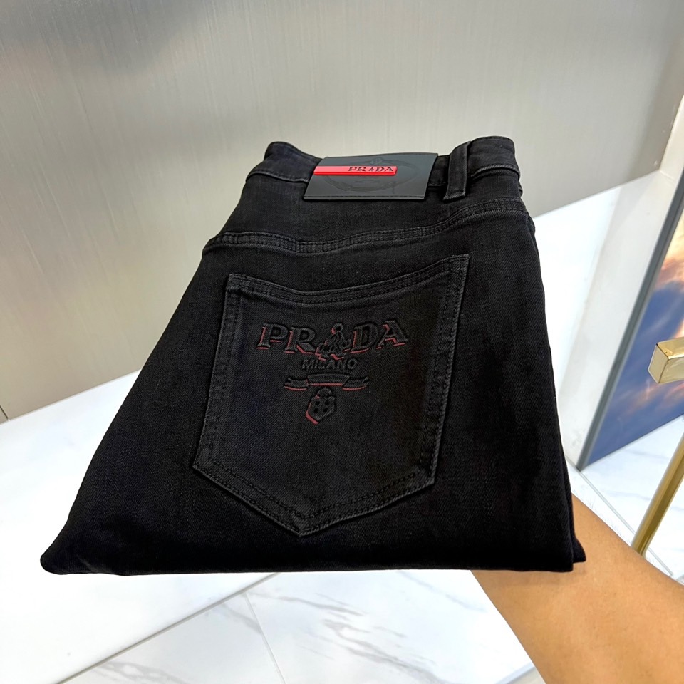 Prad普拉、2025秋冬奢境新作｜Prada云朵棉男士牛仔裤。Prada 2025秋冬以「云朵棉」科技