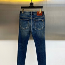 Dio迪奥、25s秋冬新品牛仔裤,男装每季必推出的类型单品,风格方面大体无异,无非在于细节元素和面料的微 Dio迪奥、25s秋冬新品牛仔裤,男装每季必推出的类型单品,风格方面大体无异,无非在于细节元素和面料的微