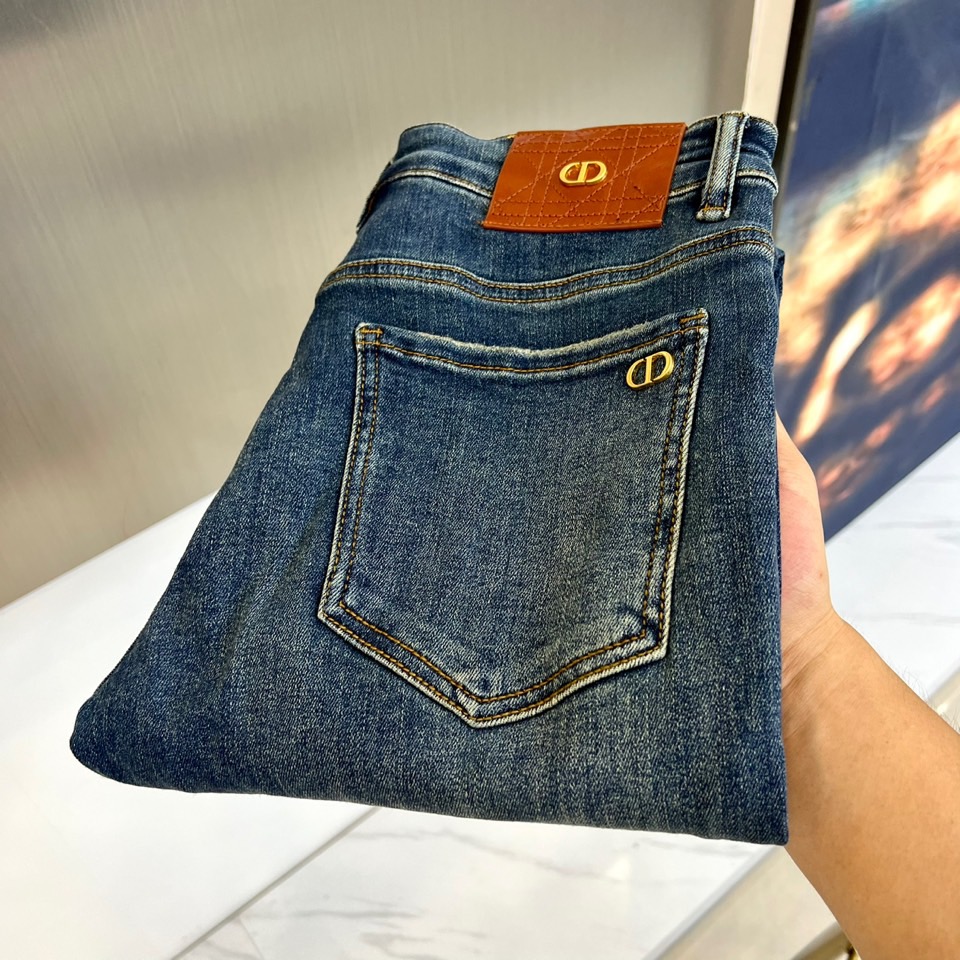 Dio迪奥、25s秋冬新品牛仔裤，男装每季必推出的类型单品，风格方面大体无异，无非在于细节元素和面料的微