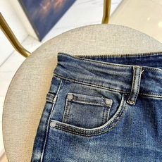 Dio迪奥、25s秋冬新品牛仔裤,男装每季必推出的类型单品,风格方面大体无异,无非在于细节元素和面料的微 Dio迪奥、25s秋冬新品牛仔裤,男装每季必推出的类型单品,风格方面大体无异,无非在于细节元素和面料的微