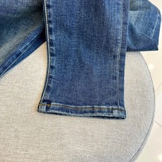 Dio迪奥、25s秋冬新品牛仔裤,男装每季必推出的类型单品,风格方面大体无异,无非在于细节元素和面料的微 Dio迪奥、25s秋冬新品牛仔裤,男装每季必推出的类型单品,风格方面大体无异,无非在于细节元素和面料的微