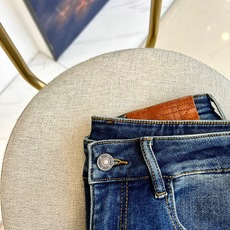 Dio迪奥、25s秋冬新品牛仔裤,男装每季必推出的类型单品,风格方面大体无异,无非在于细节元素和面料的微 Dio迪奥、25s秋冬新品牛仔裤,男装每季必推出的类型单品,风格方面大体无异,无非在于细节元素和面料的微