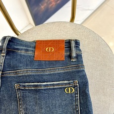 Dio迪奥、25s秋冬新品牛仔裤,男装每季必推出的类型单品,风格方面大体无异,无非在于细节元素和面料的微 Dio迪奥、25s秋冬新品牛仔裤,男装每季必推出的类型单品,风格方面大体无异,无非在于细节元素和面料的微
