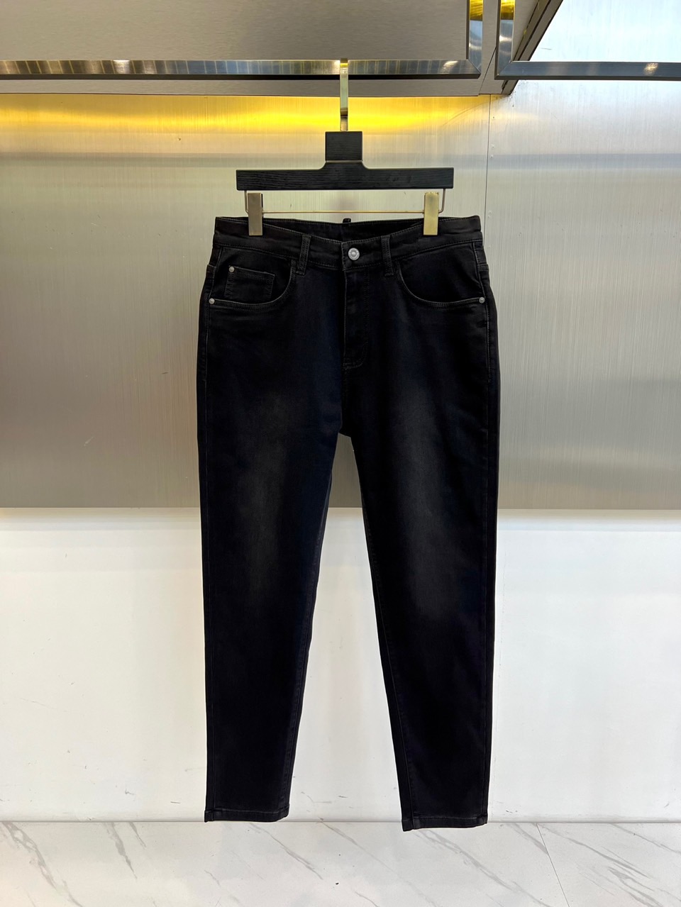 Gucc古驰、2025秋冬新品男士牛仔裤。以革命性面料科技重塑男士牛仔美学！小直筒版型精准勾勒利落腿型，
