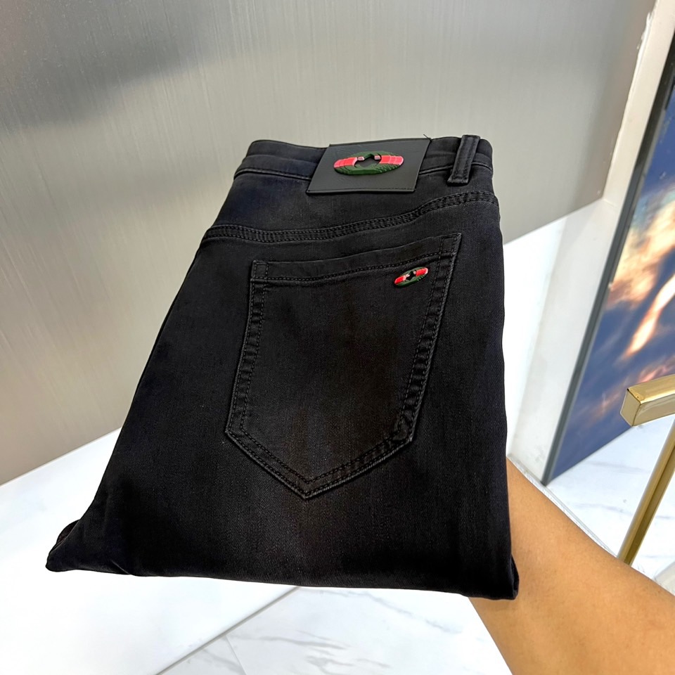 Gucc古驰、2025秋冬新品男士牛仔裤。以革命性面料科技重塑男士牛仔美学！小直筒版型精准勾勒利落腿型，