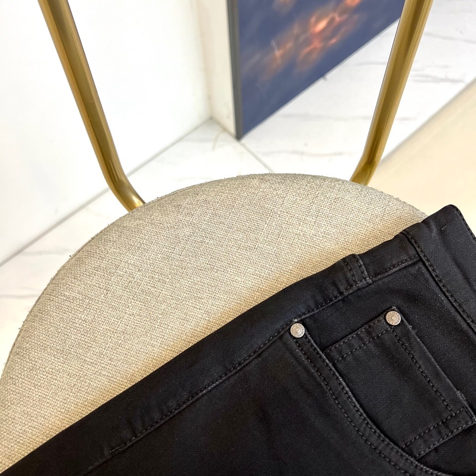 Gucc古驰、2025秋冬新品男士牛仔裤。以革命性面料科技重塑男士牛仔美学！小直筒版型精准勾勒利落腿型，