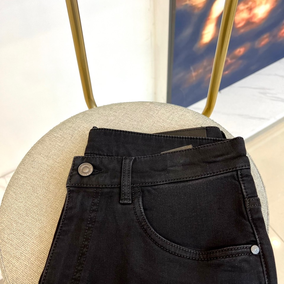 Gucc古驰、2025秋冬新品男士牛仔裤。以革命性面料科技重塑男士牛仔美学！小直筒版型精准勾勒利落腿型，